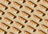 Viele 50-Euro-schein-Rollen auf beigen Hintergrund.