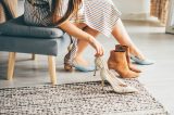 Frau probiert Schuhe an