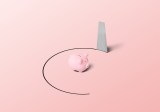 Ein Sparschwein in einer gefangenen Position mit einer Handsäge.