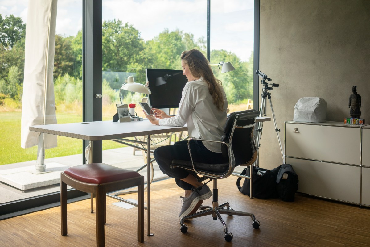 Frau arbeitet zu Hause in ihrem Büro.