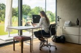 Frau arbeitet zu Hause in ihrem Büro.