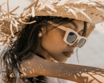 Frau mit Sonnenbrille