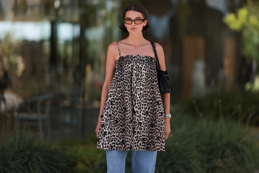 Frau mit Leo-Kleid