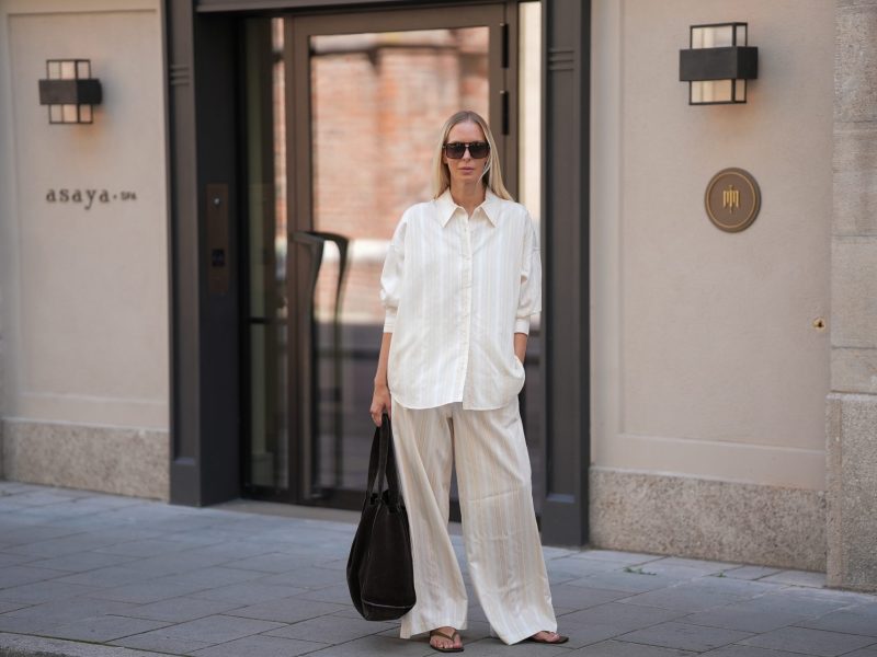 Frau mit weißer Bluse