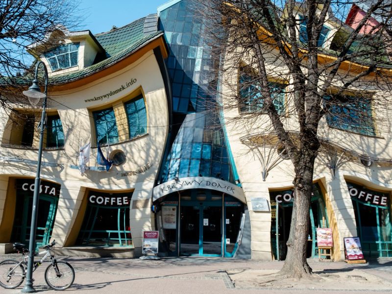 Inspiriert von skurrilen Märchen: Hier steht das krummste Haus der Welt