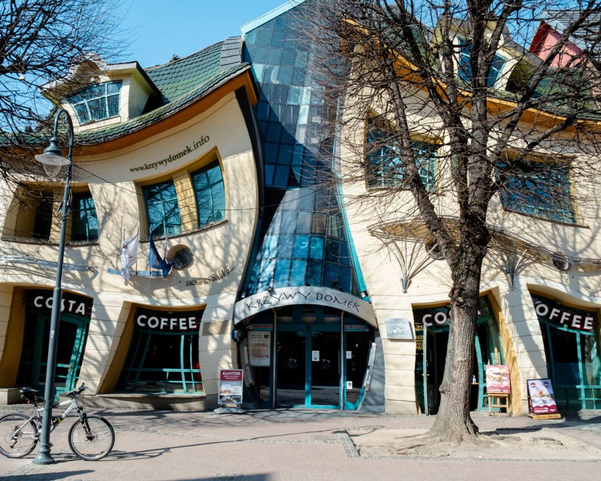 Inspiriert von skurrilen Märchen: Hier steht das krummste Haus der Welt