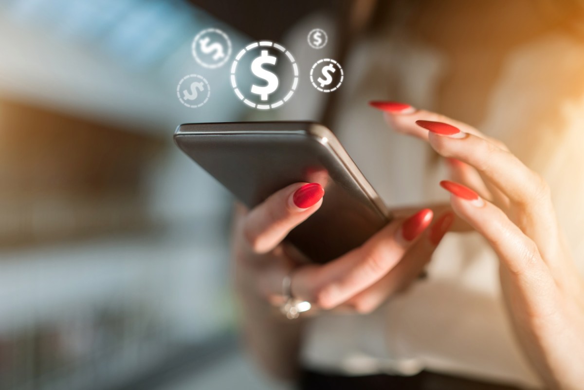 Eine Frau mit einem Handy.