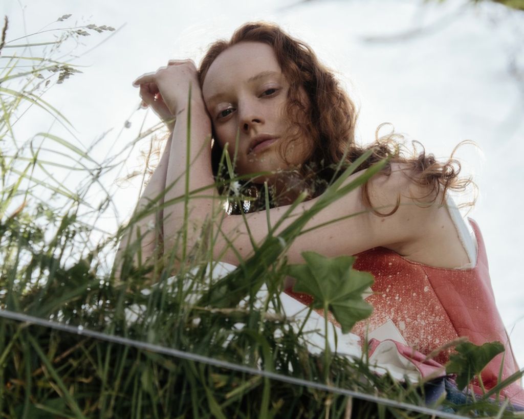 Frau im Spiegel auf einer Wiese