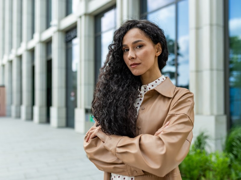Junge Berufstätige strahlt Selbstbewusstsein und Ambition in der modernen Arbeitswelt aus.