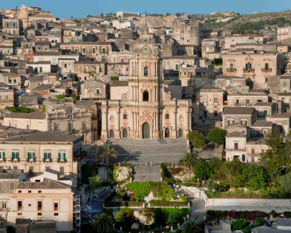 Modica ist eine Stadt und Gemeinde im Südosten von Sizilien und liegt im Freien Gemeindekonsortium Ragusa in Italien, mit 53.485 Einwohner*innen.