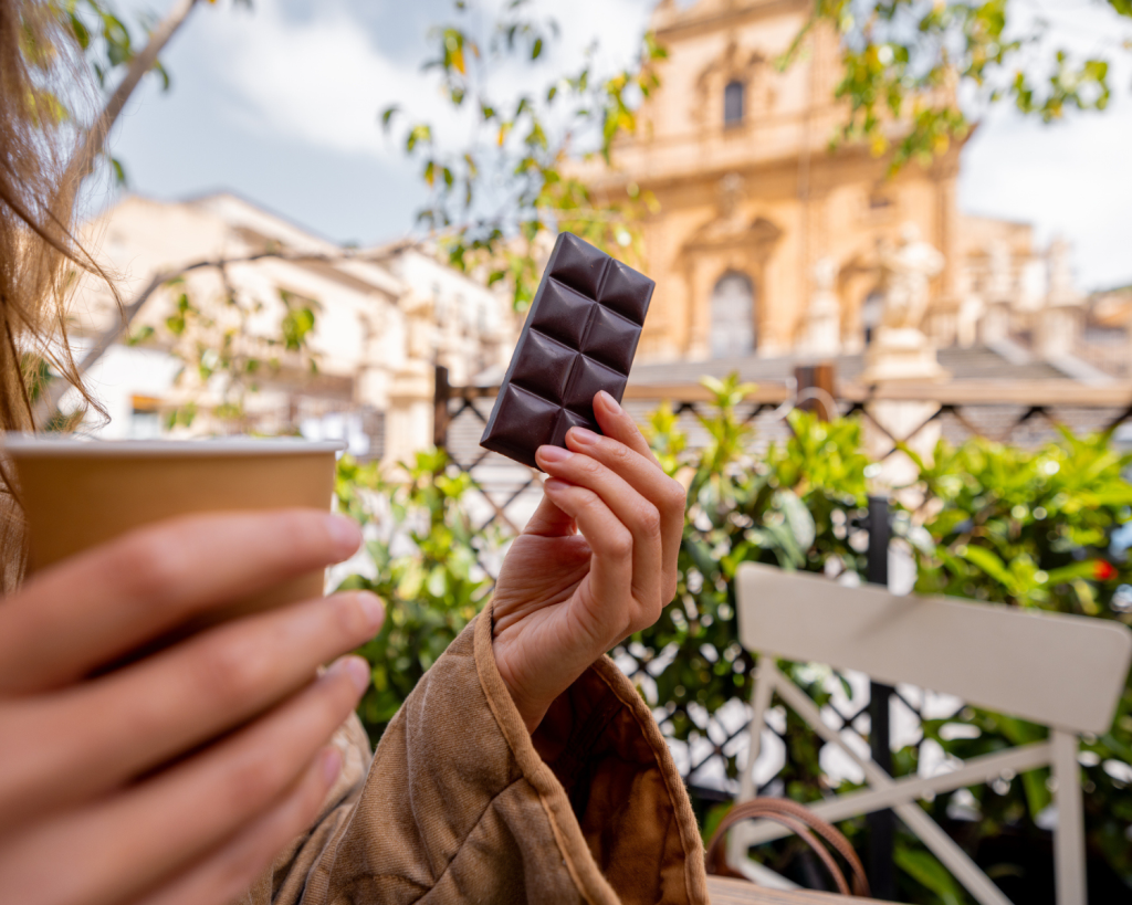 Die Modica Schokolade ist eine traditionelle Schokolade-Spezialität aus Sizilien, ein typisches Produkt von Modica, der reizvollen Barockstadt im südöstlichen Sizilien.