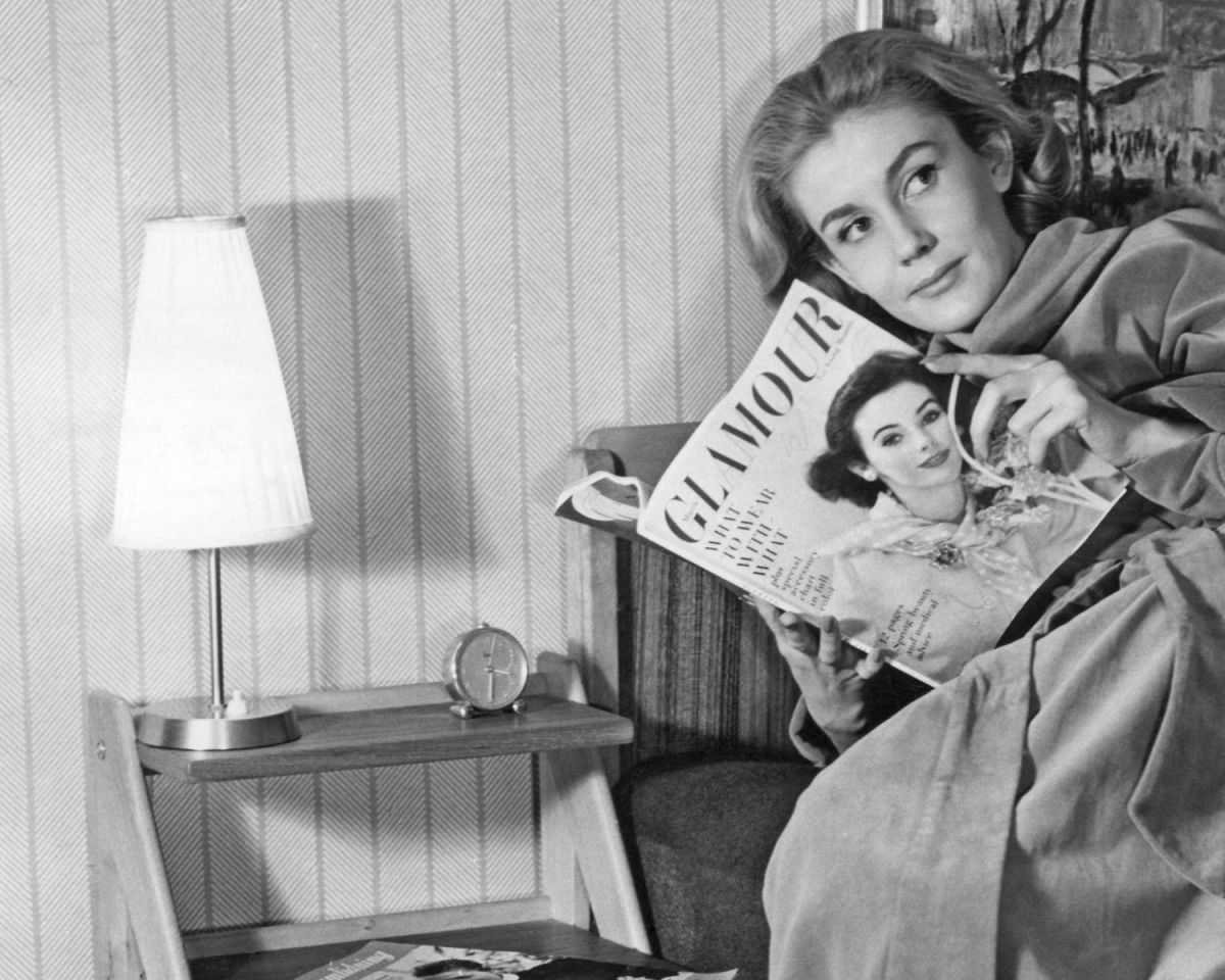 Frau liest die Vogue.