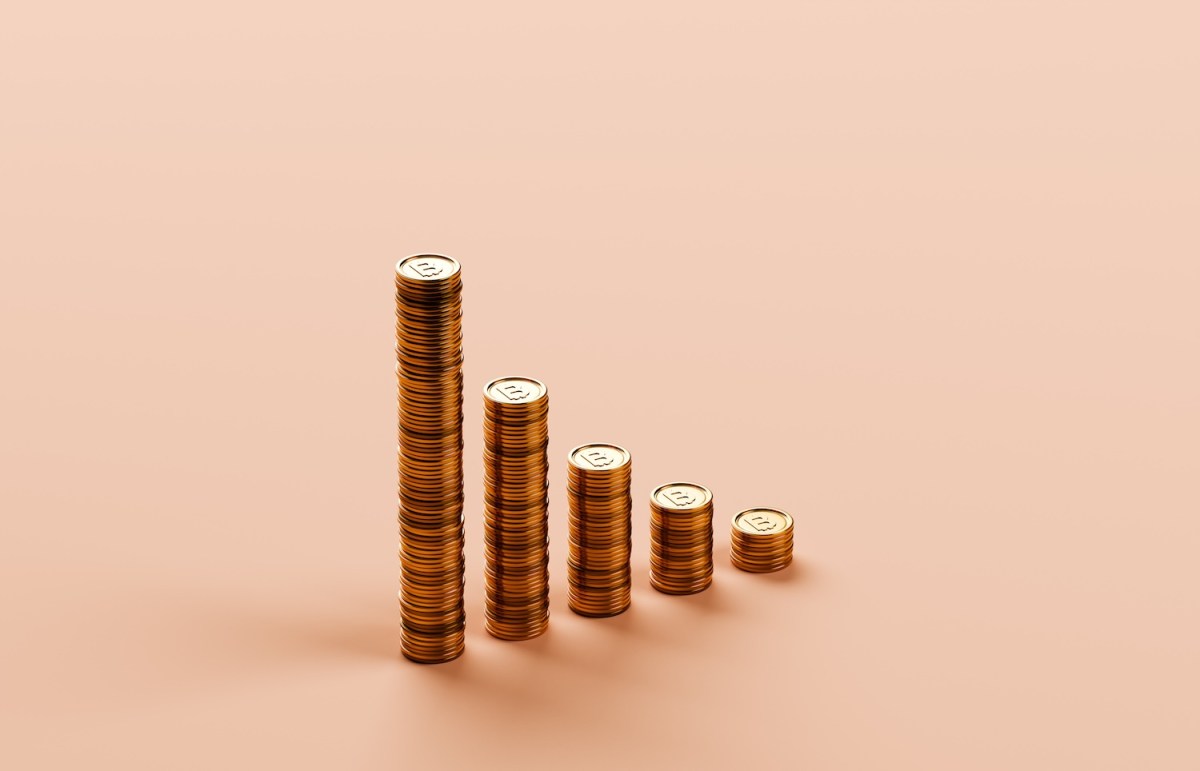 Fünf Münzstapel stehen nebeneinander.