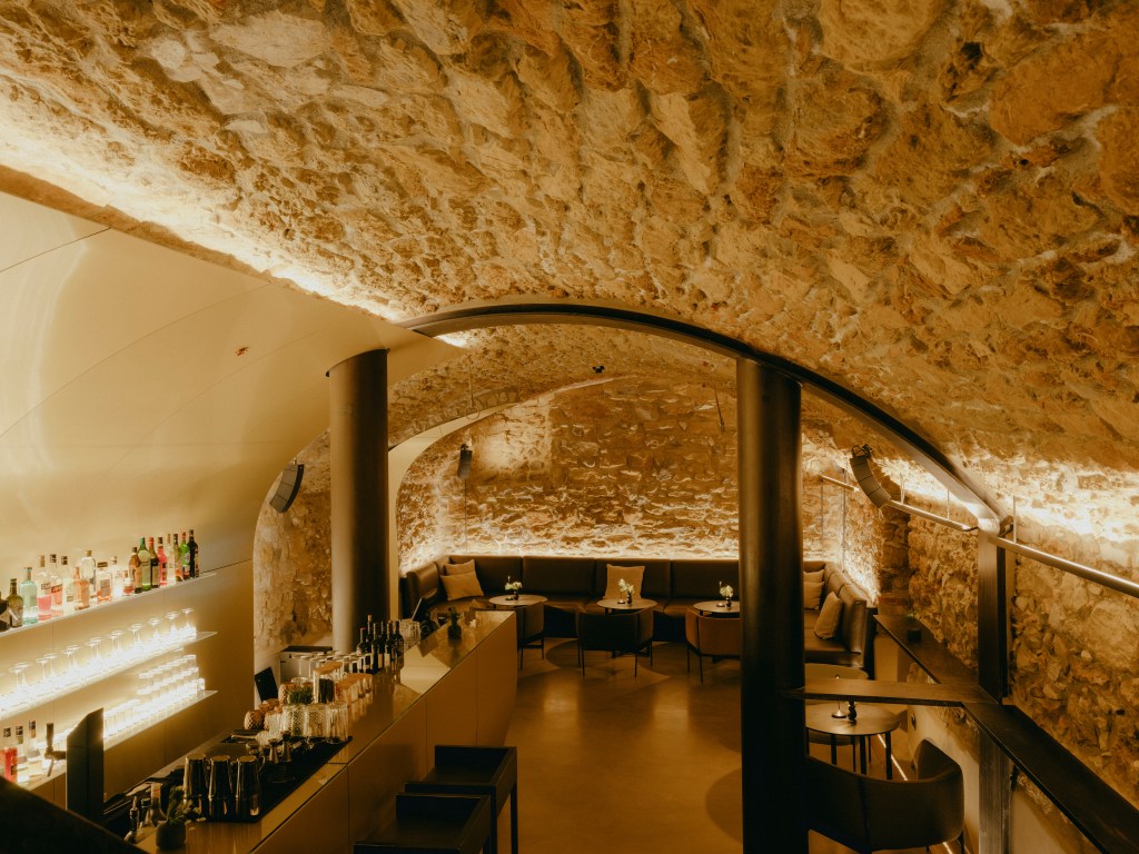 Das Highlight: Ein neun Meter langer Messingtunnel verbindet die Bar mit einem weiteren Raum, in dem sich Gäste abseits und doch nah am Geschehen köstliche Cocktails und Weine schmecken lassen.