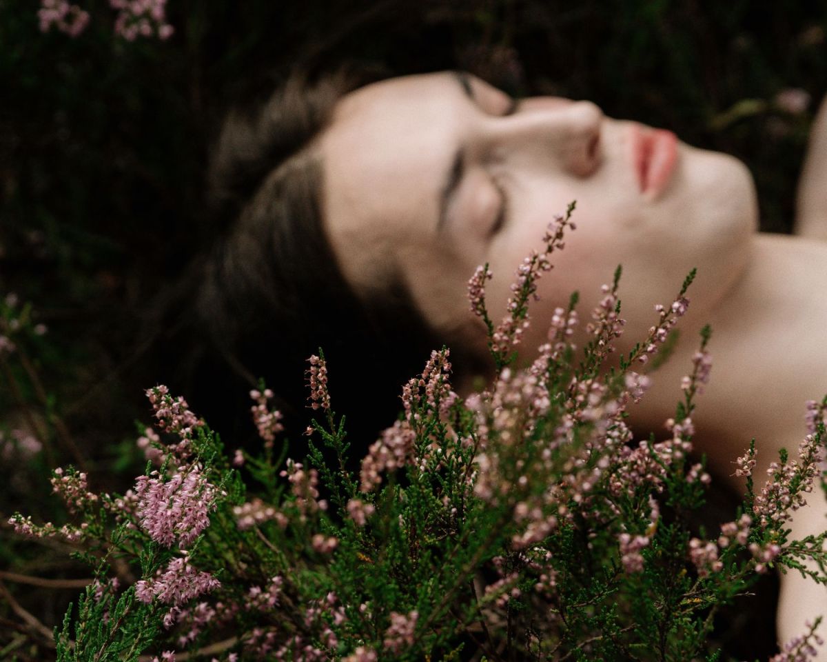 Person liegt im Lavendel