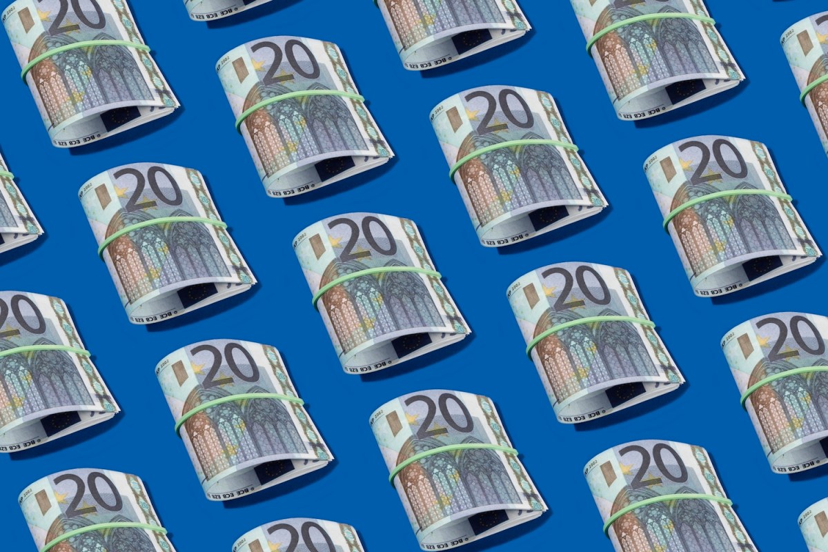 Rolle von zwanzig Euro-Schein auf blauem Hintergrund.