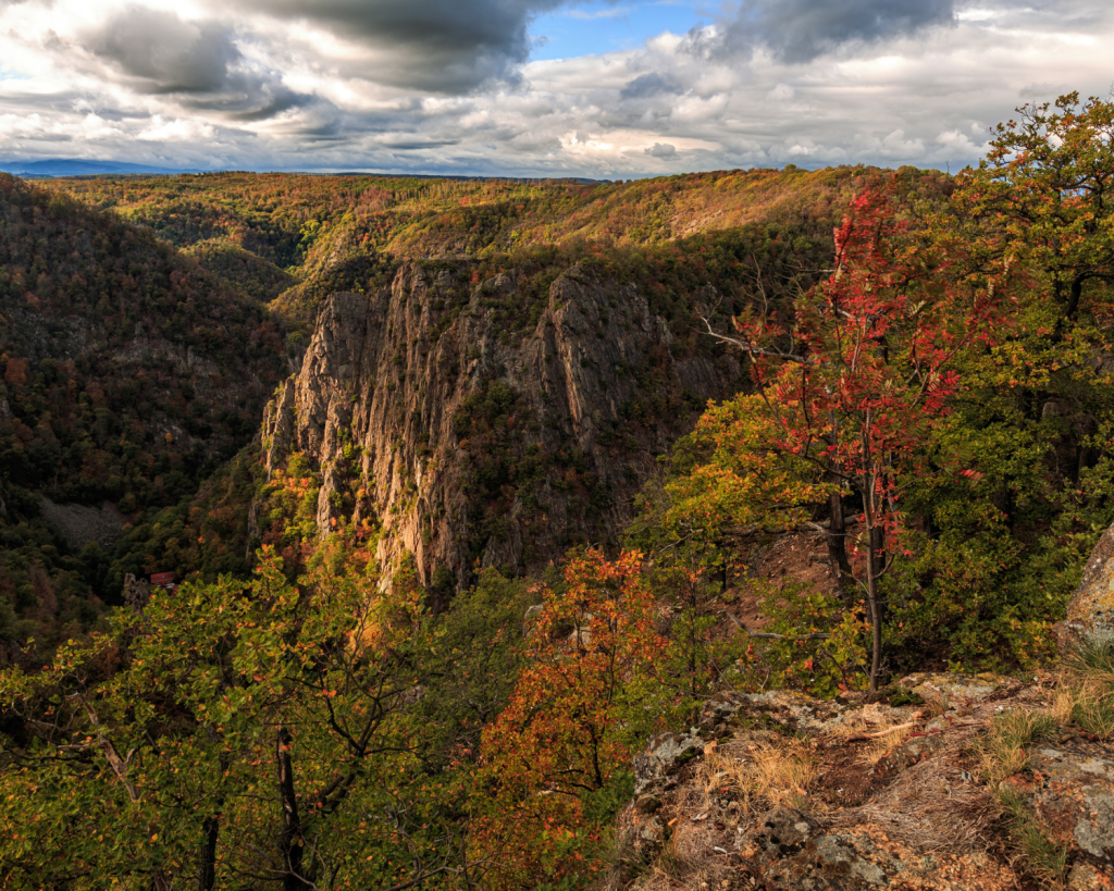Die Roßtrappe ist ein 403 m hoher Granitfels über dem Bodetal im Harz.