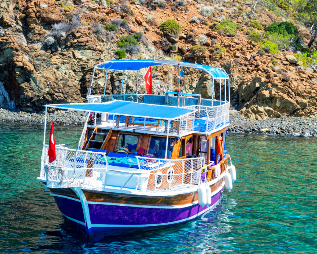Die Insel Suluada befindet sich in der Nähe der Adrasan-Bucht im Bezirk Kumluca und ist etwa 220 km von Alanya entfernt.