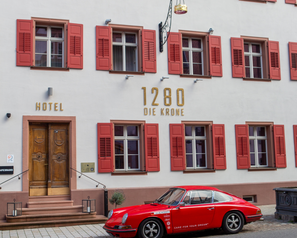 Schon von außen lässt die hölzerne Eingangtür vermuten, dass es einige historische Schmucktücke im Inneren gibt.