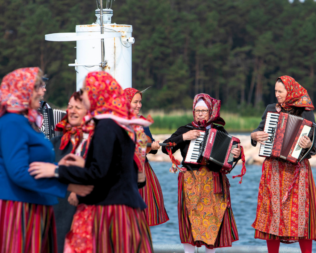 Bunte Trachten, Tanz, Musik und Essen aus dem Meer: gelebte Traditionen zeichnen die Insel Kihnu ebenso aus wie ihre wunderschöne Natur.