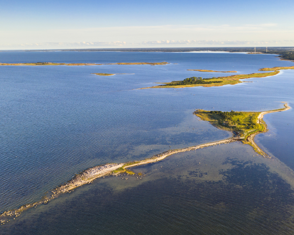 Kihnu ist die Insel der Seefahre*innenr, der Fischer*innen und der Frauen! Die Inseltraditionen Kihnus gehören zum UNESCO-Welterbe.