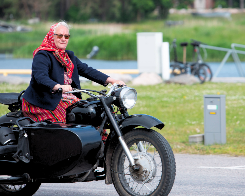 Motorräder mit Beiwagen werden auf der Insel noch regelmäßig genutzt.