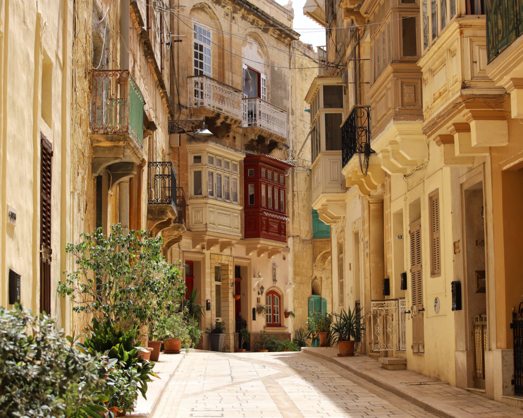 Die Altstadt von Valletta ist ein UNESCO-Weltkulturerbe, das durch ein schachbrettartiges Straßennetz, barocke Gebäude, charakteristische Holzerker und mächtige Festungsmauern geprägt ist.