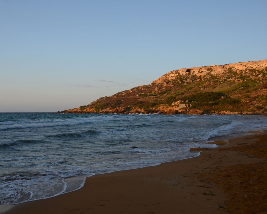 Die Ramla Bay ist für seinen auffallend rot-goldenen Sand und das kristallklare Wasser bekannt und zählt zu den schönsten Stränden Maltas.