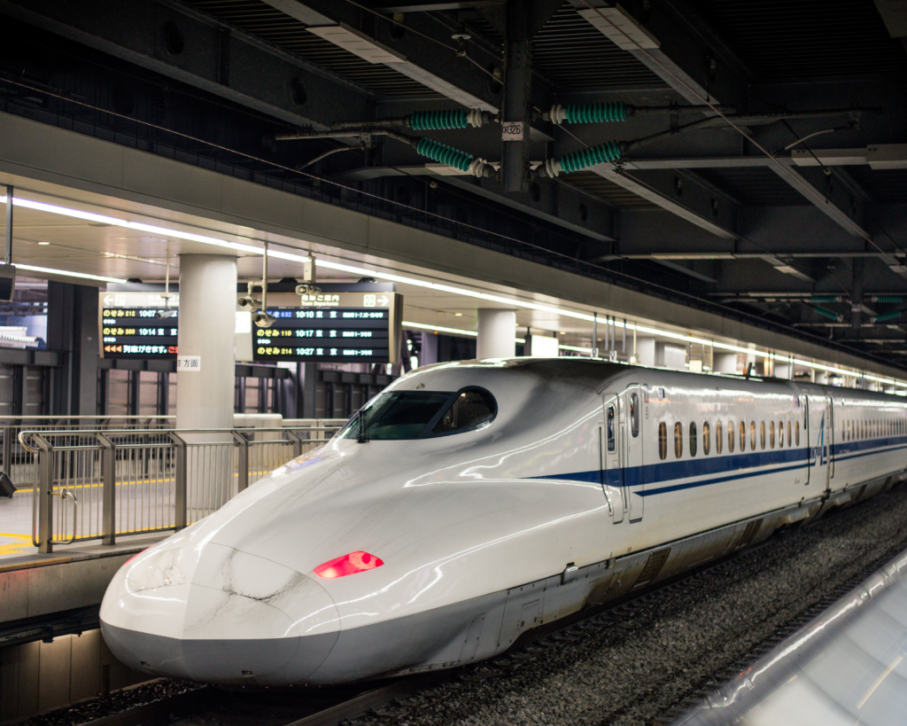 Schaue dir die Zugpreise vorher genau an, in einigen Fällen kann es günstiger sein, Tickets für Regionalzüge zu wählen.