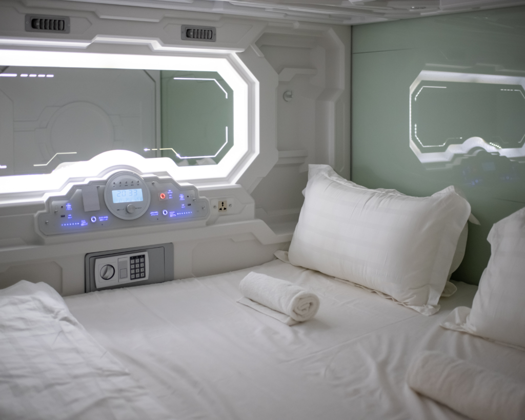 Anti-Pleite-Tipp #4: Schlafen mit Sparpotenzial Japans Business-Hotels wie Toyoko Inn oder APA bieten oft schon ab 40 Euro saubere Zimmer mit Frühstück. Wer’s noch günstiger mag, checkt in ein Kapselhotel oder Hostel ein – in Japan sauber, sicher und oft ziemlich stylisch. Für ein echtes „Zuhausegefühl“ sorgen Minshuku, familiäre Pensionen, in denen man für wenig Geld tief in die japanische Gastfreundschaft eintaucht. Früh buchen lohnt sich – gerade die günstigen Perlen sind oft schnell vergeben.