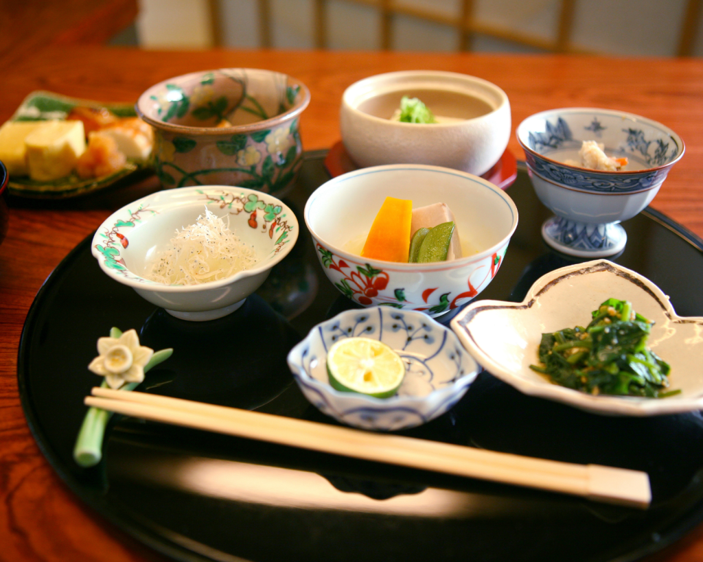 Anti-Pleite-Tipp #5: Schlemmen zum kleinen Preis Wer sagt, dass günstiges Essen langweilig ist, war noch nie in einem japanischen Mini-Markt. 7-Eleven, Lawson oder FamilyMart servieren warme Gerichte, bei denen man schon für umgerechnet zwei, drei Euro satt wird. Abends lohnt sich der Supermarkt-Bummel: Ab etwa 19 Uhr gibt’s Sushi und Bento-Boxen oft zum halben Preis. Und Trinkgeld? Gibt man in Japan eher nicht – spart also automatisch.