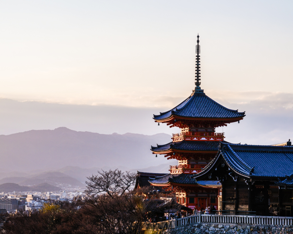Anti-Pleite-Tipp #6: Sehenswürdigkeiten gratis genießen Viele Schreine, Tempel und Parks kosten keinen Yen Eintritt. In Tokio gibt’s den Skyline-Blick vom Metropolitan Government Building umsonst, in Kyoto machen Kombitickets für mehrere Sehenswürdigkeiten die Stadterkundung günstiger.
