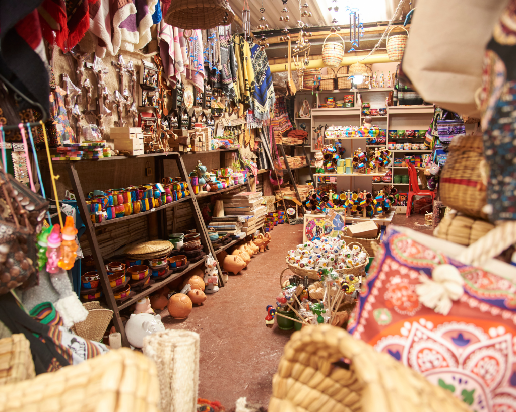 Anti-Pleite-Tipp #7: Steuerfrei shoppen – so geht’s Das rote „Tax-Free“-Logo ist dein Signal für Extra-Sparpotenzial: Ab 5.000 Yen Einkaufswert sparst du 10 Prozent Verbrauchssteuer. Das gibt es nicht nur in großen Kaufhäusern, sondern oft auch in Mini-Märkten und Drogerien. Neben Souvenirs wie Fächern, T-Shirts oder hübscher Keramik findest du hier auch Tee und japanische Süßigkeiten sowie Snacks – perfekt, um sie als Mitbringsel nach Hause zu bringen. Einfach den Reisepass im Original vorzeigen, und der Rabatt wird direkt abgezogen. So landen kleine Stücke Japan für weniger Geld im Koffer.