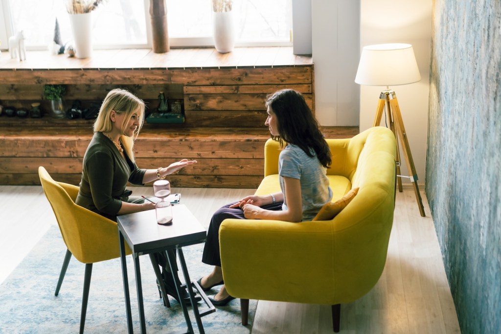 Zwei Frauen unterhalten sich im Büro.