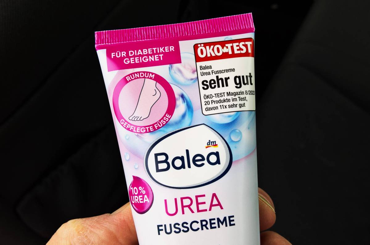 Frau hält Balea Produkt in der Hand mit Urea Inhaltsstoff