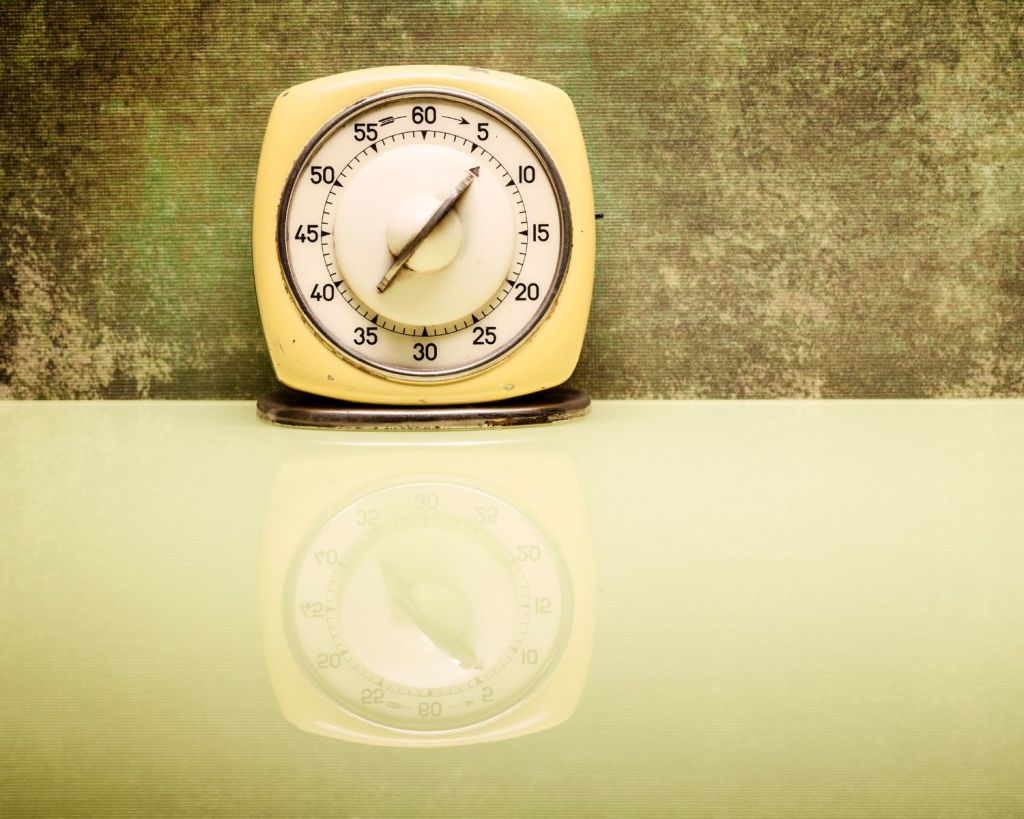 DDR-Küchenwecker steht auf Armatur Spiegelung