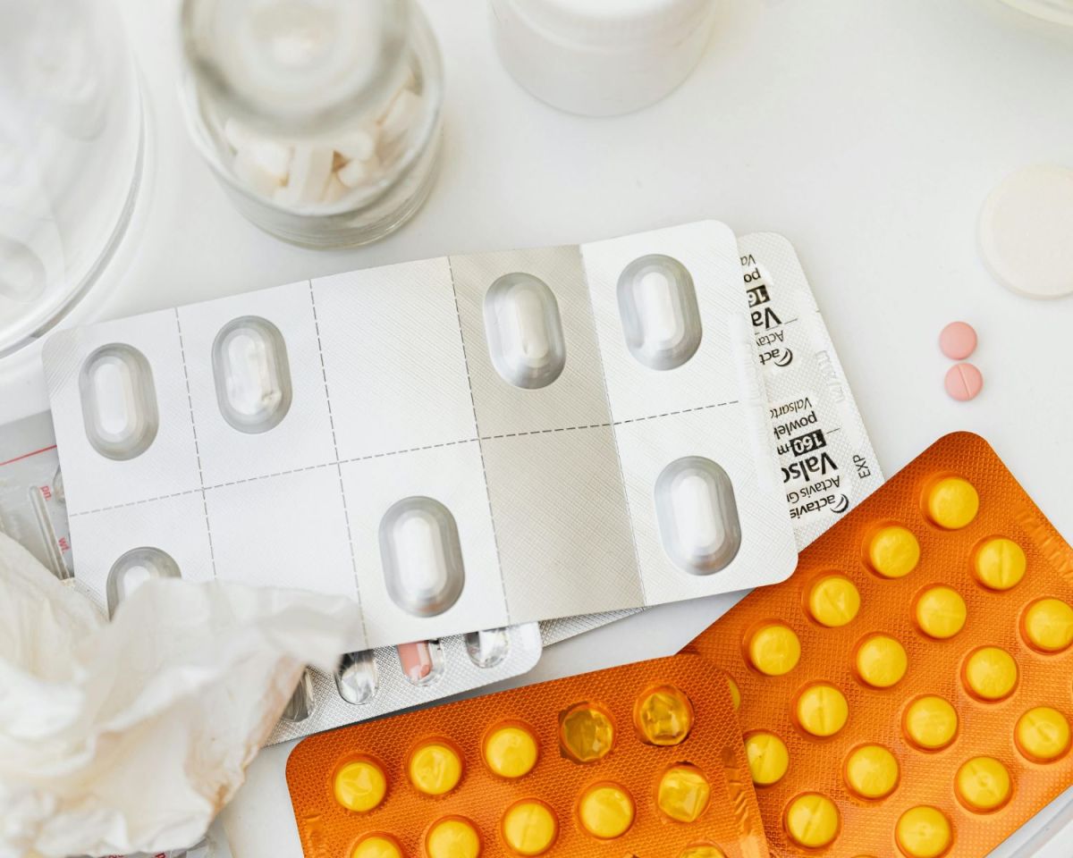 Medikamente liegen herum Tabletten dm Apotheke Blister