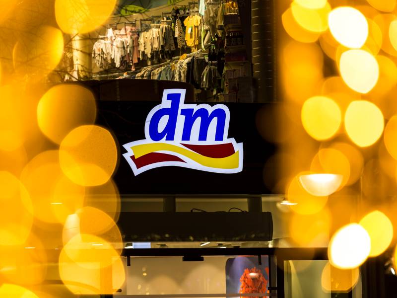 dm Logo mit Lichterketten