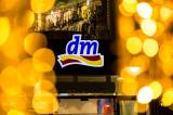 dm Logo mit Lichterketten