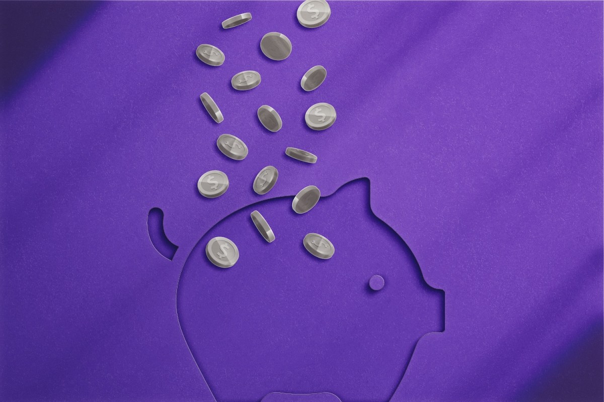 In ein Sparschwein fallen Münzen.