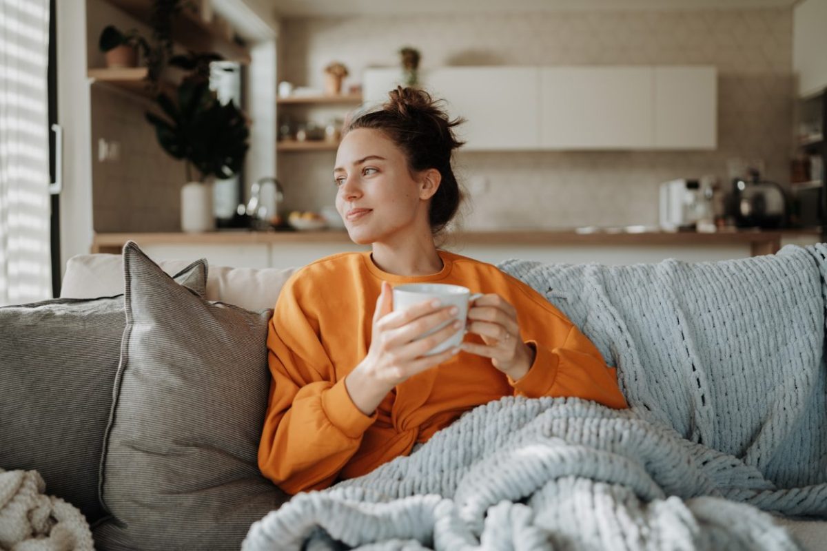 junge frau couch tasse entspannt
