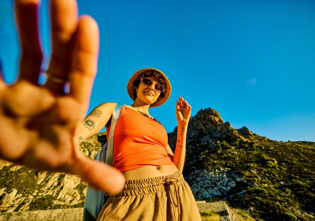 junge frau travel hand