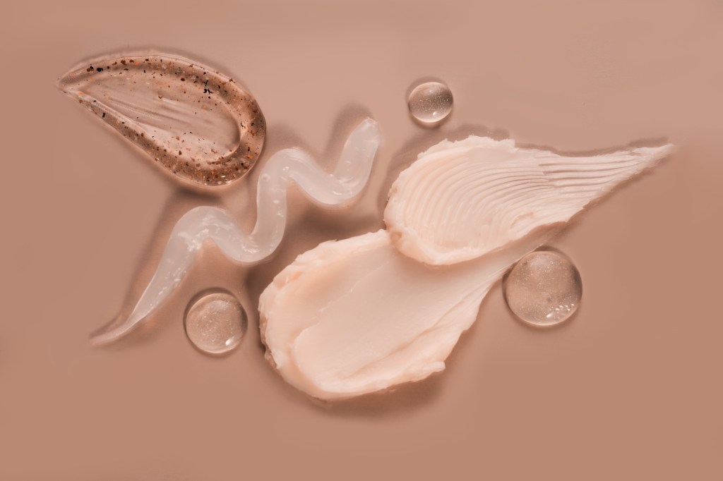 Verschiedene Seren auf beigen Hintergrund.