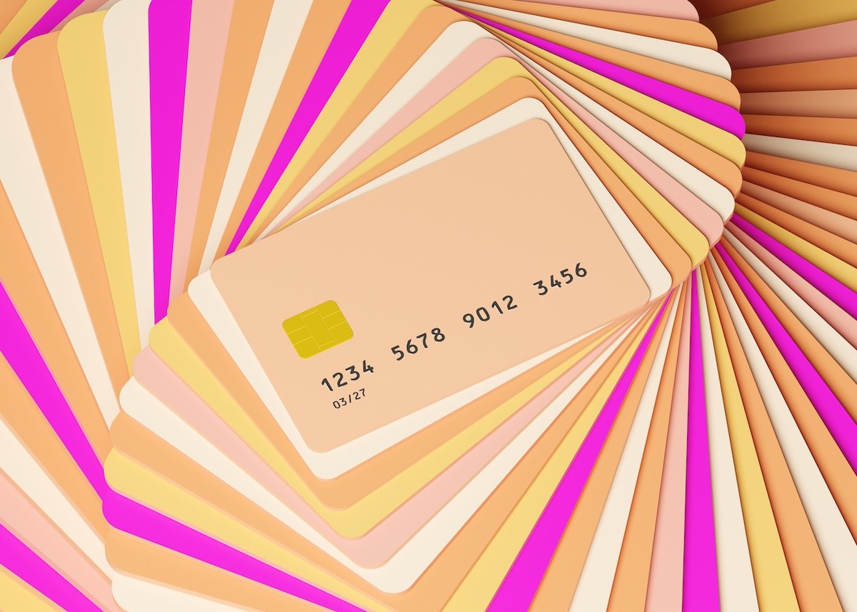 Abstraktes Bild von Kreditkarten, die in einem spiralförmigen Muster gestapelt sind und immer größer werden.