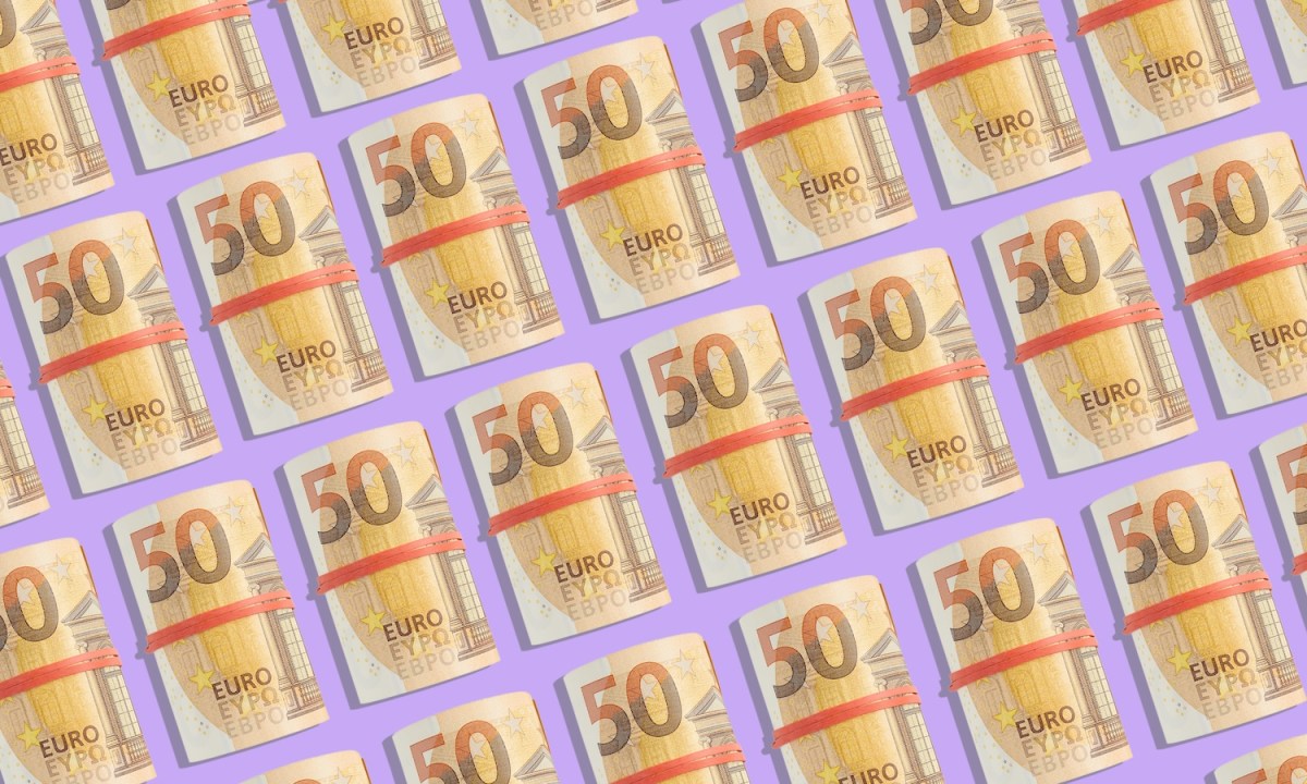 Mehrere Fünfzig-Euro-Banknoten auf lila Hintergrund.