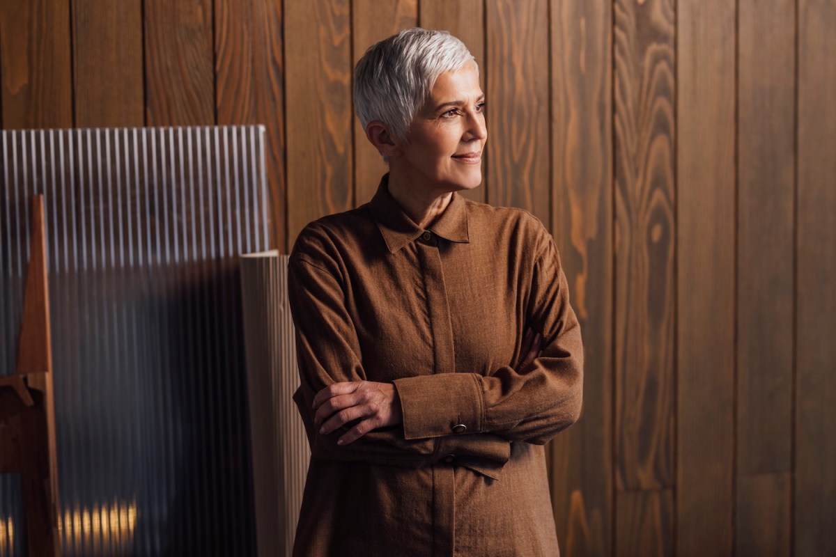 Porträt einer lächelnden,, älteren Geschäftsfrau in ihrem Büro.