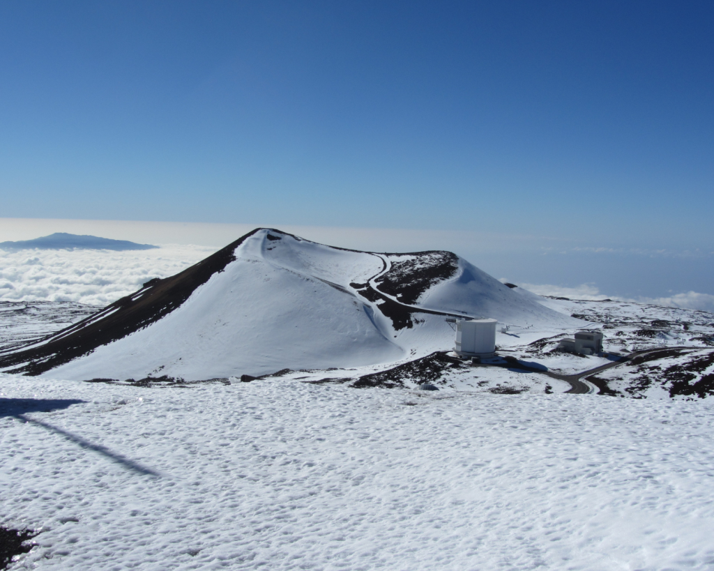 Im Herzen der Insel liegt der schlafende Vulkan Mauna Kea (hawaiianisch für Weißer Berg aufgrund seiner Kuppe aus Schnee und Eis) mit einer Höhe von 4205 Metern.