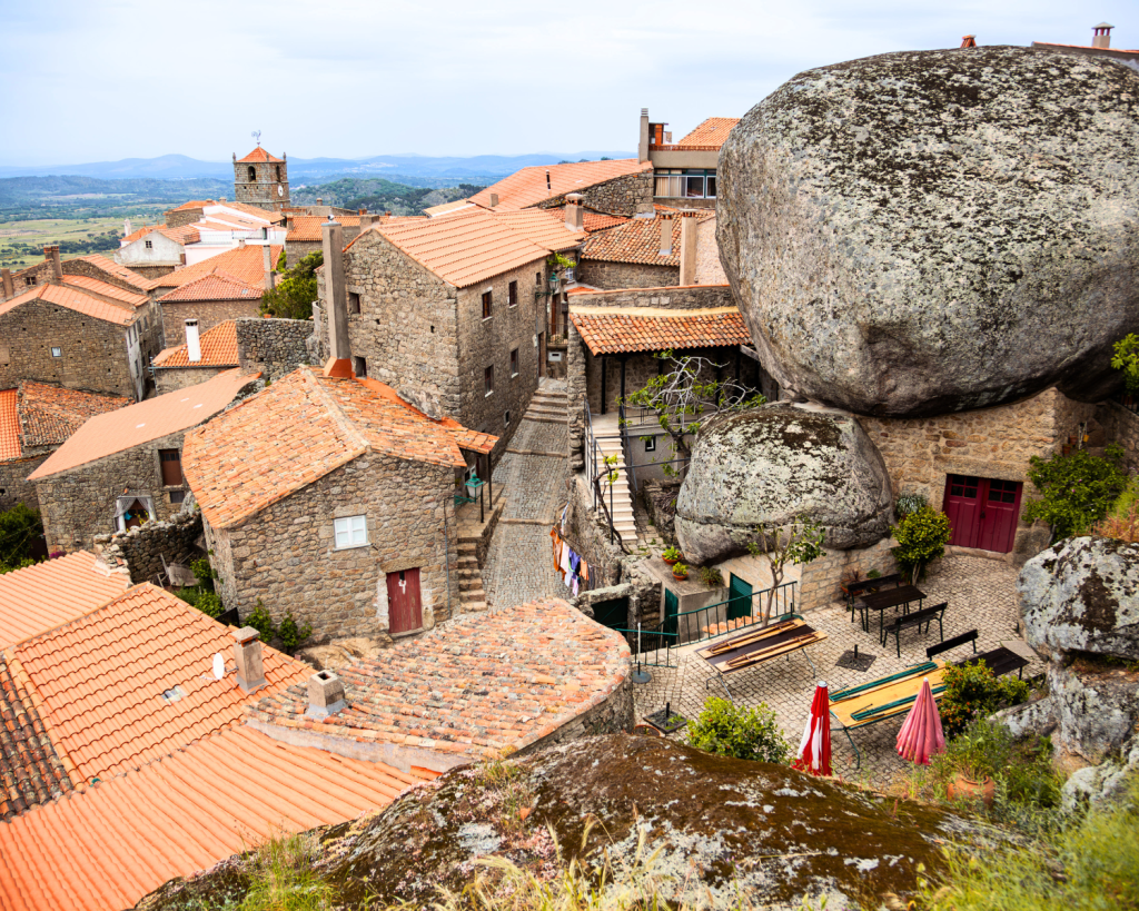 Monsanto zählt zu den einzigartigsten und reizendsten Dörfer Portugals. Das Dorf thront auf der Spitze eines Hügels, umgeben von riesigen Felsbrocken.