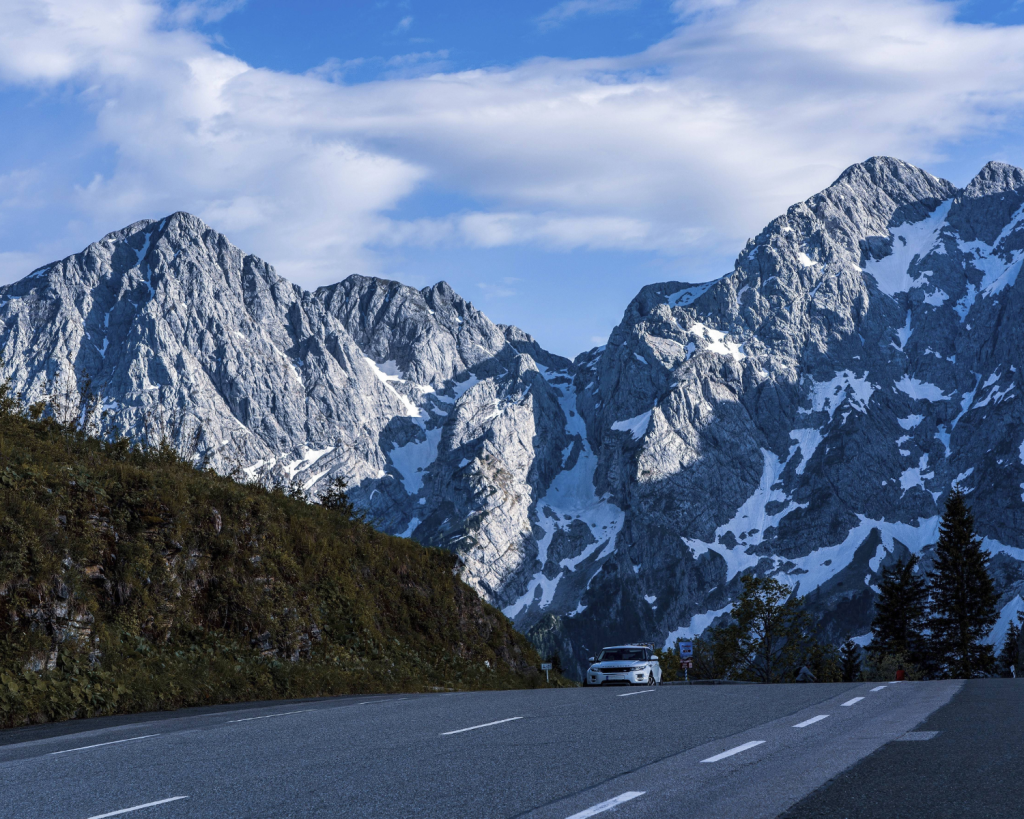 Die ganzjährig befahrbare Rossfeld Panoramastraße in Berchtesgaden führt durch imposante Bergwelten und artenreiche Flora & Fauna.