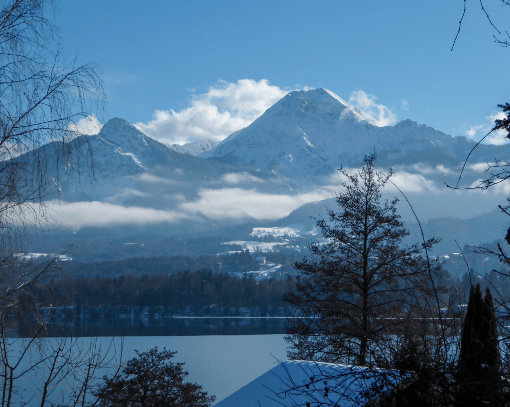 Auf einer Länge von 16,5 Kilometern führt die Villacher Alpenstraße hinauf auf den Dobratsch – auf den Hausberg der Villacher. 